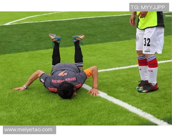 足球明星挑战极限踢足球进篮球框展现惊人技巧与创意表演