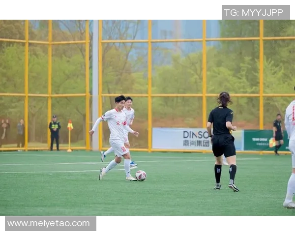 足球明星精彩瞬间引爆全场观众热情尽享激情四射的绿茵盛宴